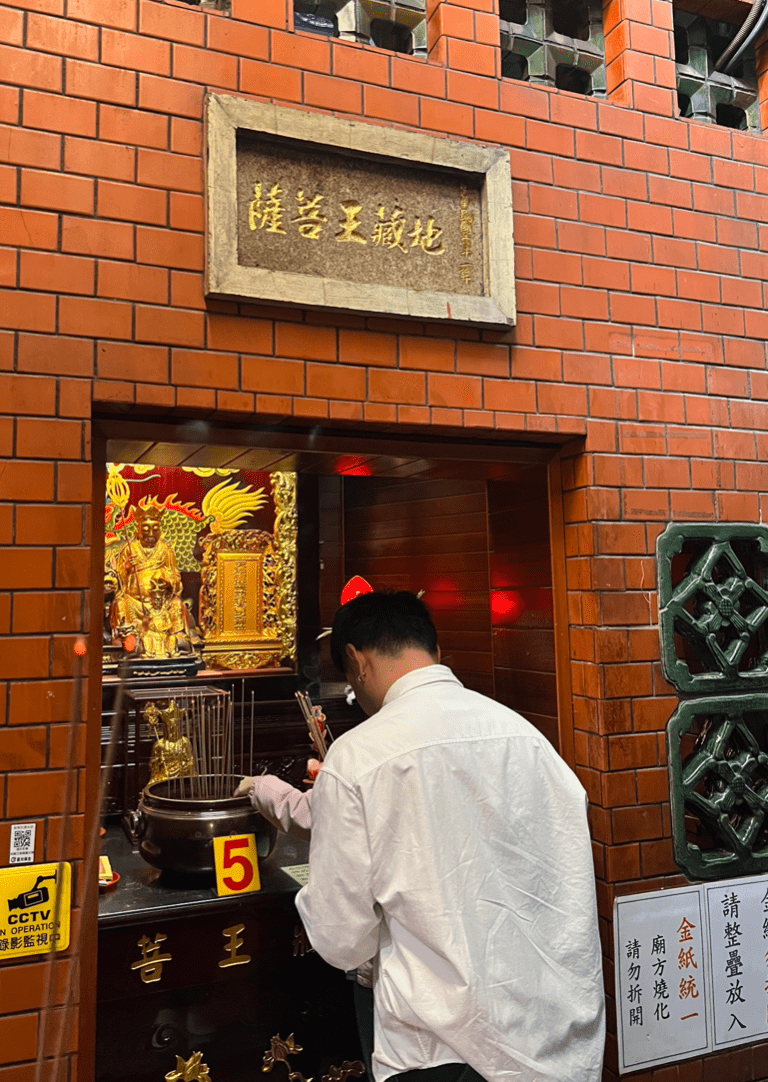 地蔵王菩薩にお祈りするしゃおろん 画像