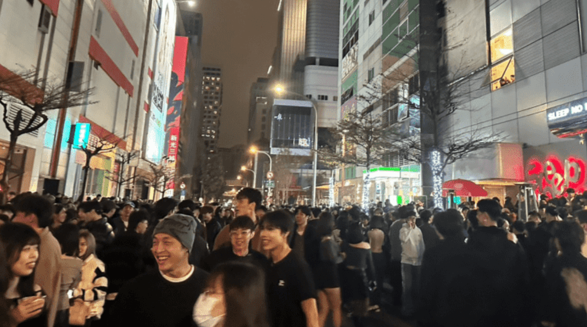 １０１いっぱい人おる画像