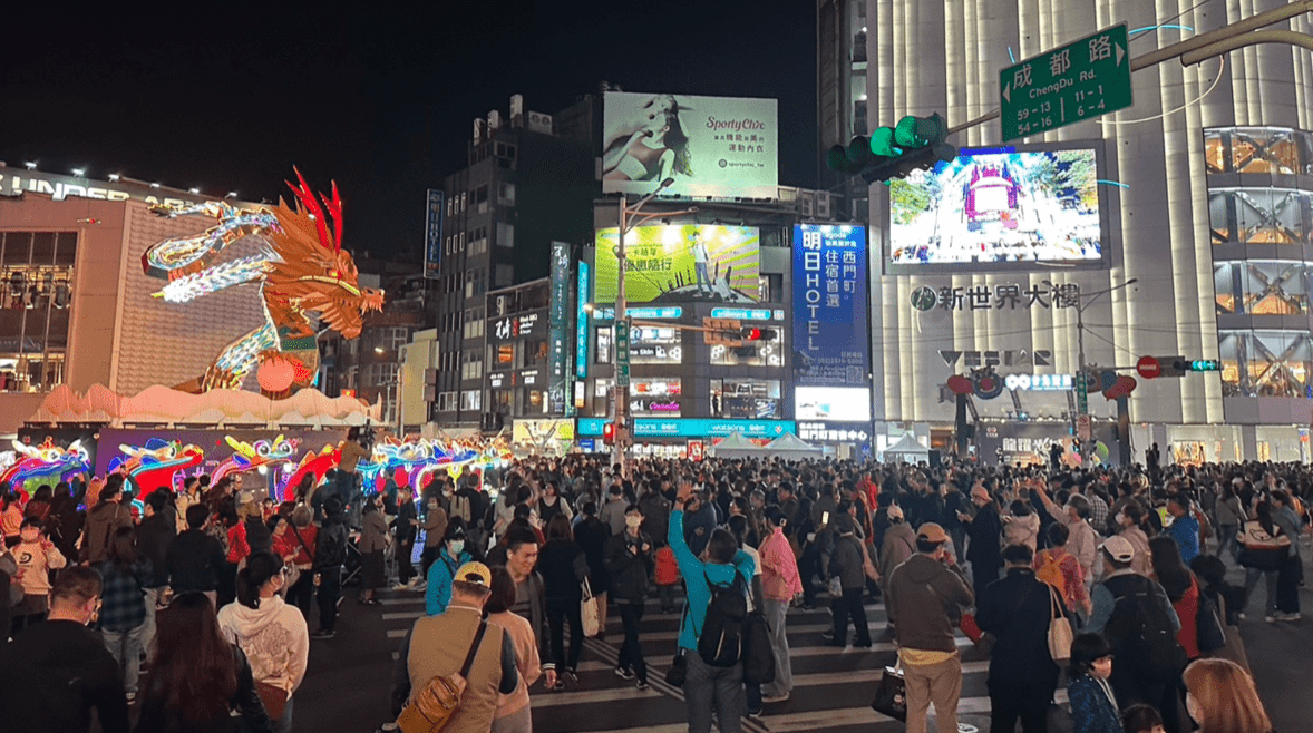 西門の人いっぱいおる街の画像