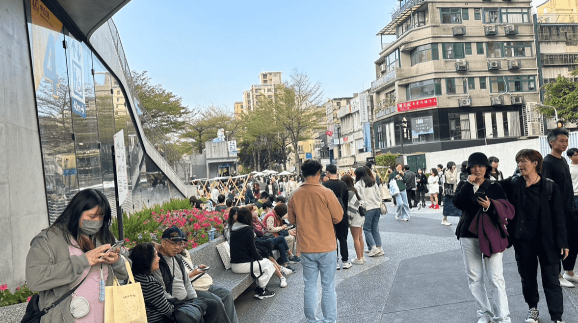 中山駅の昼の街の画像